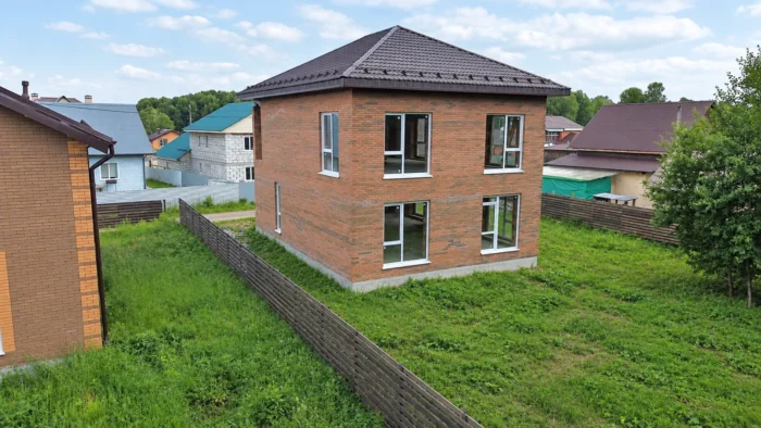 Строительство дома из кирпича с окнами в пол
