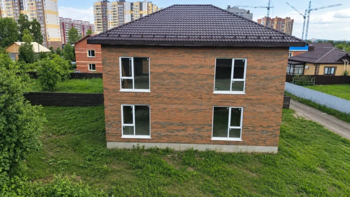 Строительство дома из кирпича с окнами в пол